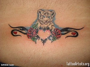 Nährender weißer Tiger Tattoo