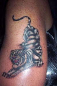 Tatouages de tigre blanc rampant