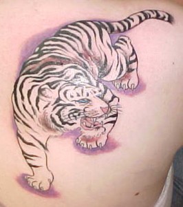Félelmetes fehér tigris tetoválás