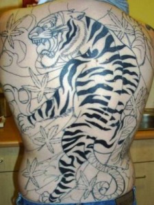 Tetování přiléhajícího bílého tygra 