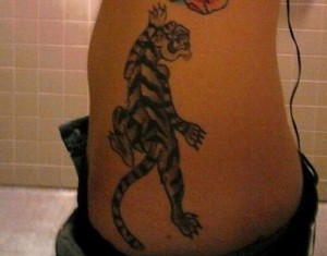Tatuaggio della tigre bianca sulla vita
