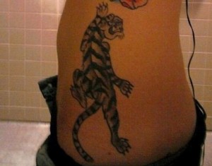 Tatouage de tigre blanc sur la taille