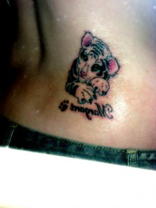 Tatouage mignon de tigre blanc