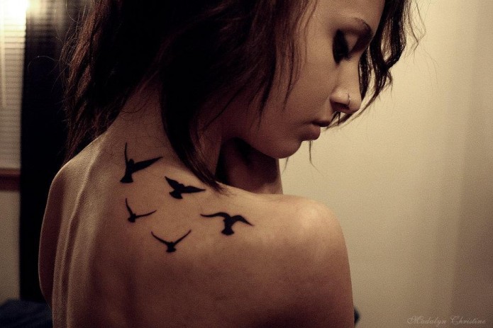 bird tattoo on shoulder blade