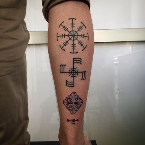 Những biểu tượng Viking đặc biệt khác nhau, bao gồm Hammer of Thor, Mjolnir và Vegvisir vẫn truyền cảm hứng cho những người yêu thích xăm hình vào năm