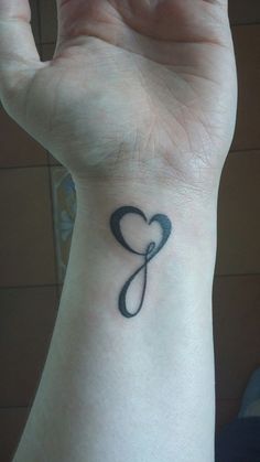 Minimalistic letter G and a star tattooed on the