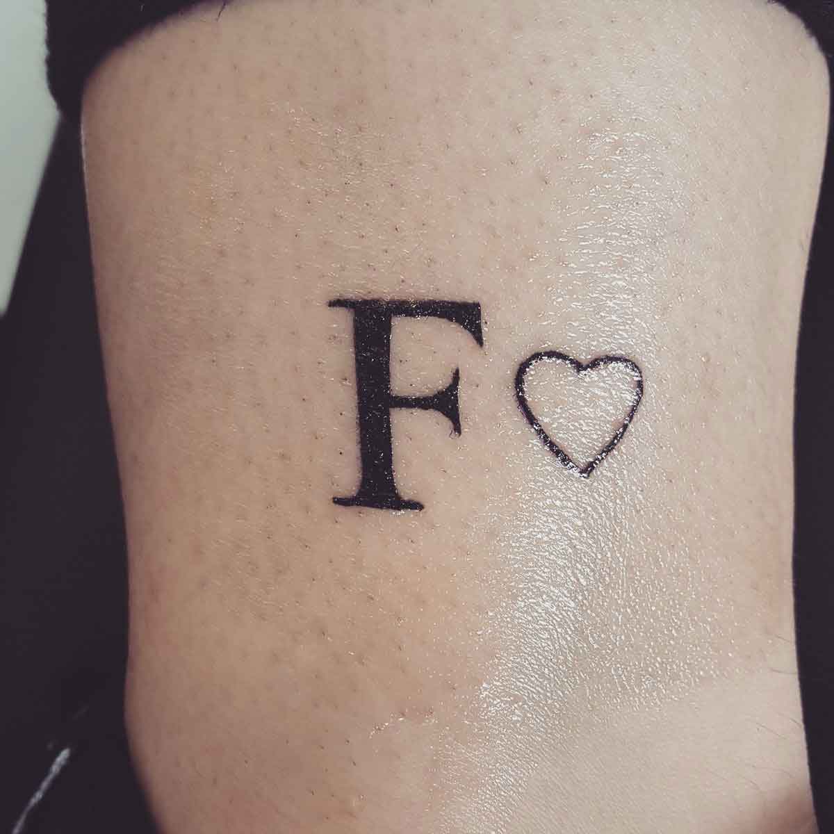 Татуировка буква ф на руке