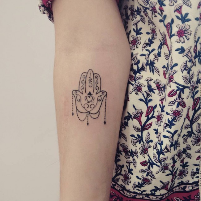 35 Unbelievable Hamsa Tattoo Ideas | Art and Design