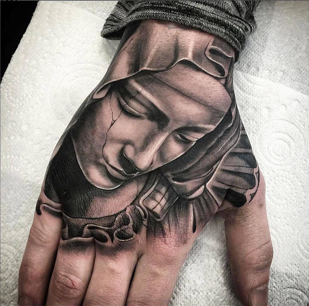 Virgin Mary Tattoos On Handde la década ¡Aprende más aquí!