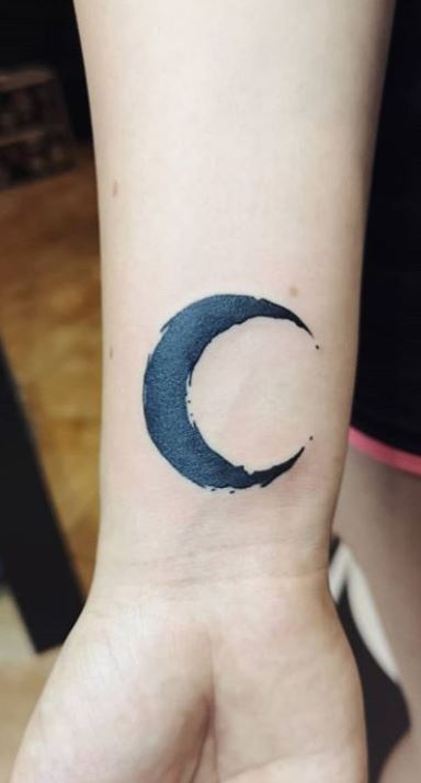 11 Minimalist Moon Tattoo Ideas Youll Want For Your First Tattoo