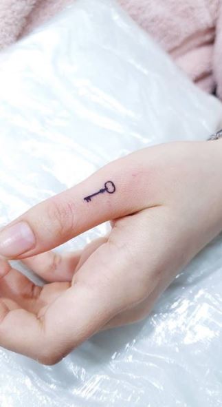 Temporary Tattoo Black Simple Flying Bird Pattern Finger - Temu