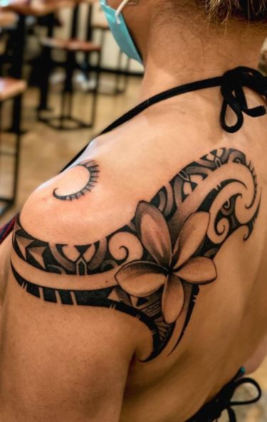 Girls Polynesian back tattoo with flowers