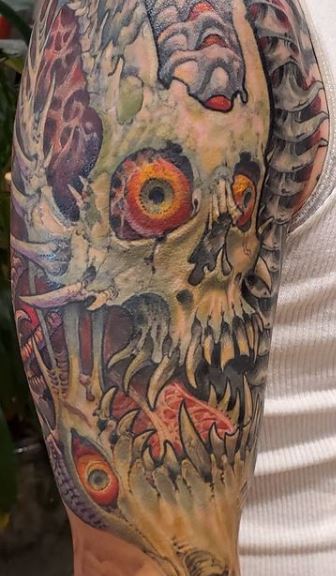 Tattoo horror biomechanik