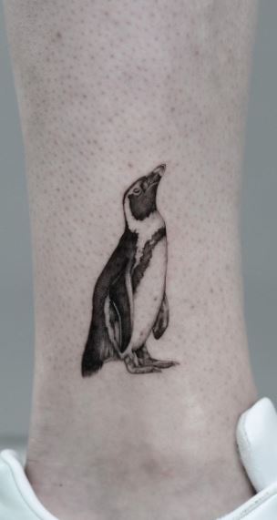 Minimalistic style penguin tattooed on the tricep