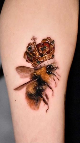 a tattoo of bee movie on the beautiful back of a woman  Stable Diffusion   OpenArt