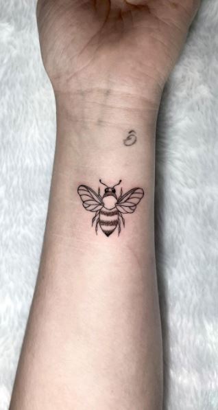 Got to do this cute “bees knees” tatty the other day 🐝 It was fun to do  bit of a different style while still helping someone to join bee… |  Instagram